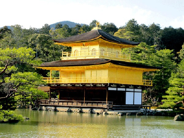 Bạn sẽ có dịp đến Kyoto bằng Bullet Train - một loại xe điện cao tốc đạt đến 300km/h. Nơi đây có di tích Golden Pavillion hay Đền Vàng, toàn bộ ngôi đền được dát bằng vàng lá tuyệt đẹp, rực rỡ giữa mặt hồ xanh màu ngọc bích hay đền Kiyomizu với suối nước trong lâu đời nhất Nhật Bản được UNESCO công nhận là Di sản Văn hóa thế giới vào năm 1994.
